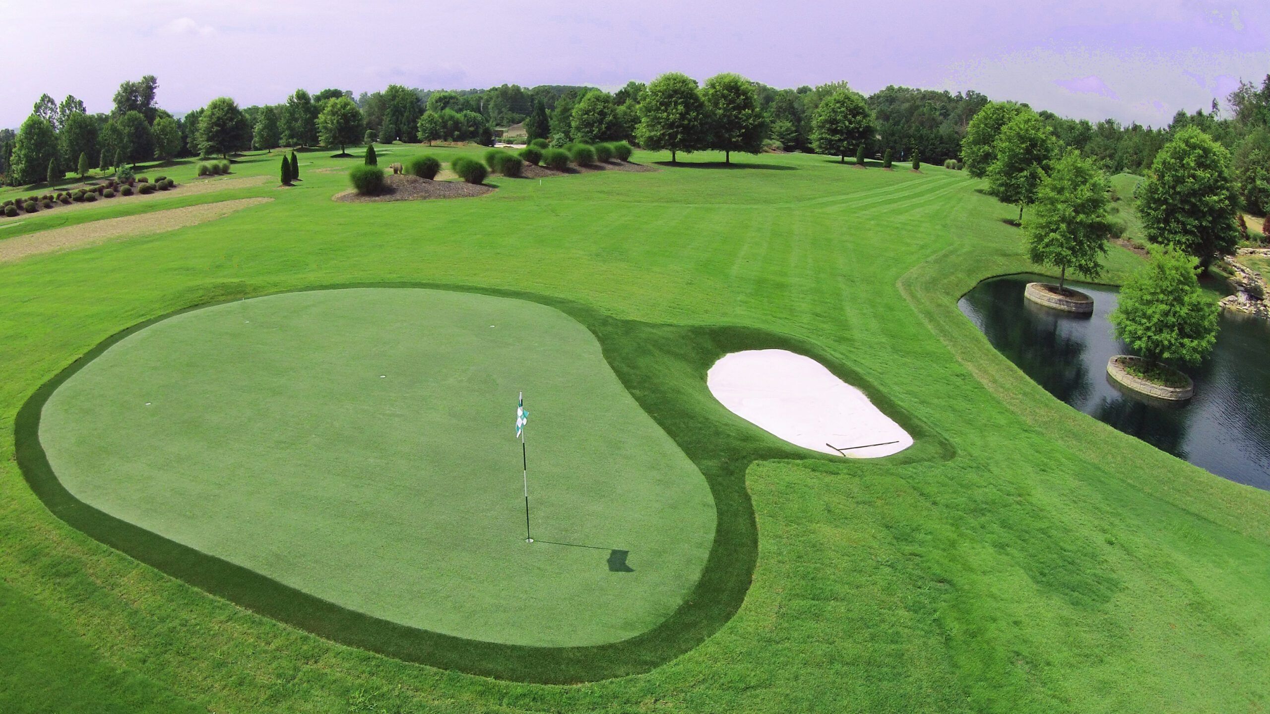Grass365 offers synthetic grass for golf courses and putting greens.